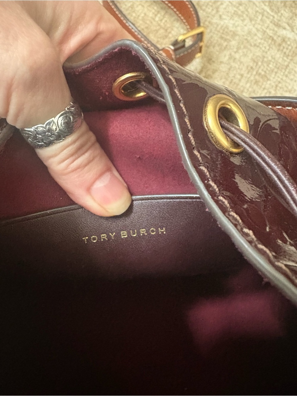 VGUC Tory Burch T Monogram Patent Embossed Bucket Bag Albarossa Deep Wine - Picture 9 of 10